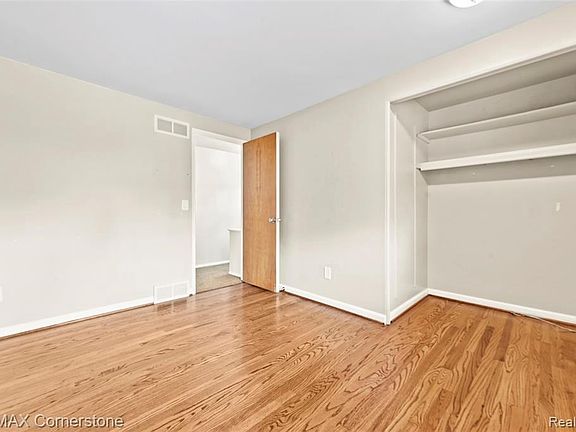 5th image of 17379 Doris St