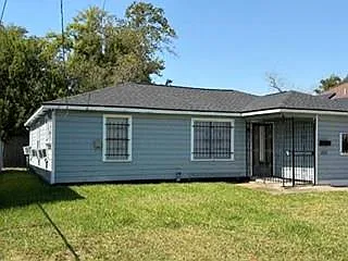 3 bed, 1.0 bath, 1104 sqft, $1,250 — Photo 1