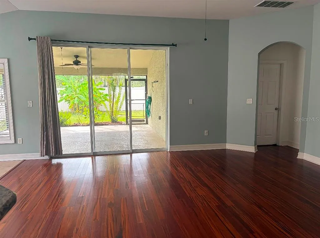 3 bed, 2.0 bath, 1924 sqft, $2,700 — Photo 3