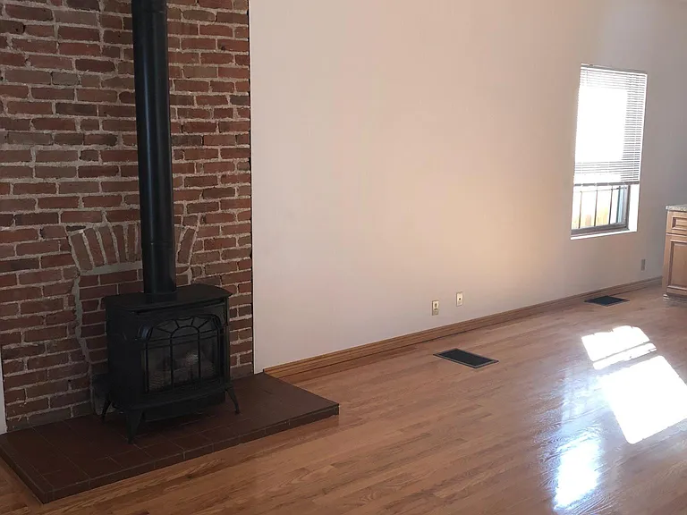 273 S Logan St — Photo 5