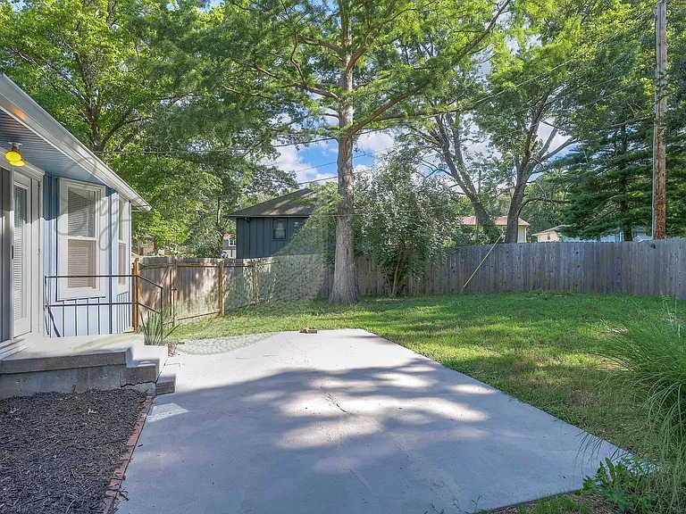 11913 Sycamore Ave — Photo 38