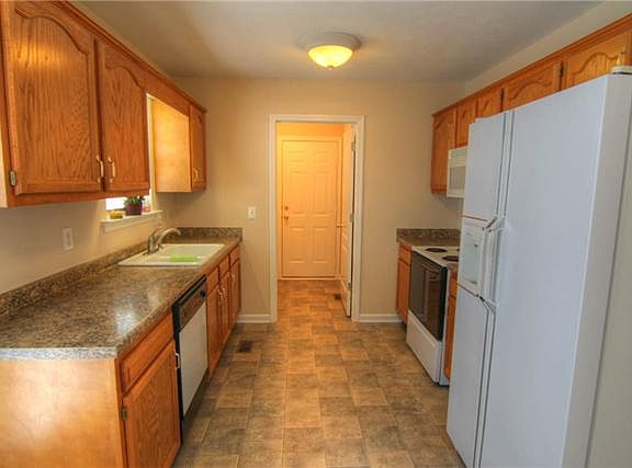 4th image of 107 Hereford Ct