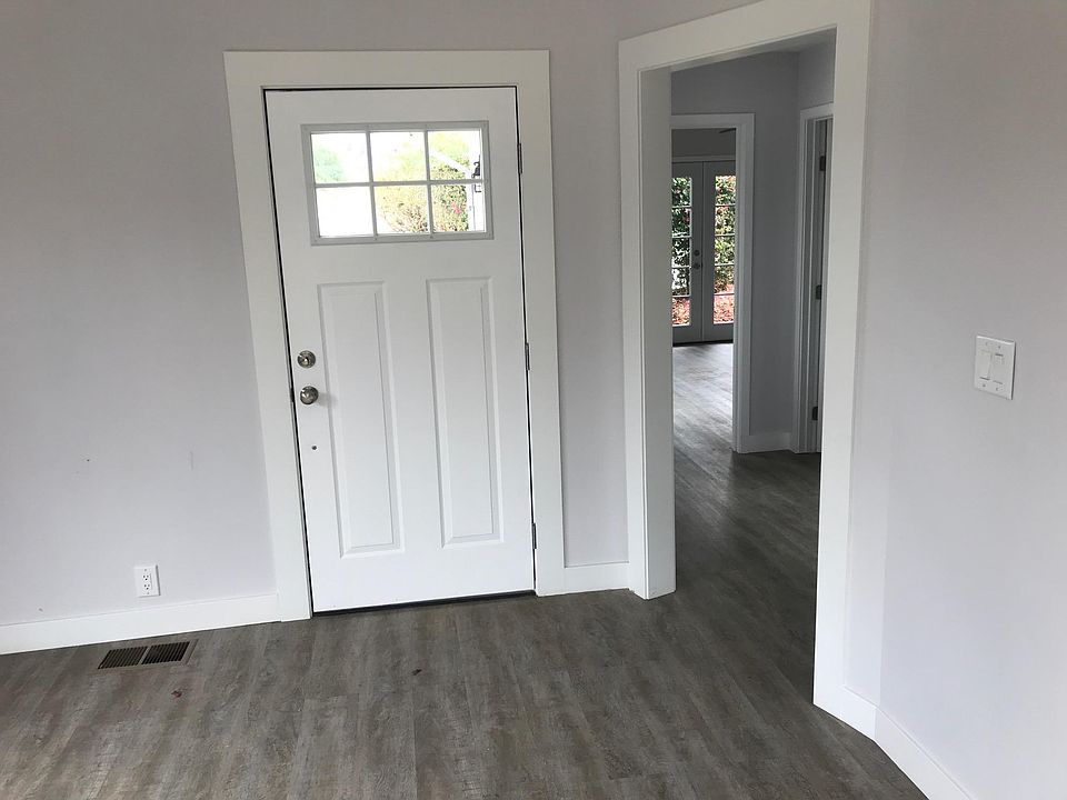 1st image of 824 Cresthaven Dr