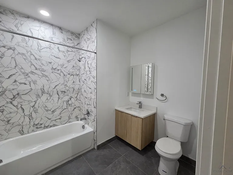 176 W 7th St #410 — Photo 7
