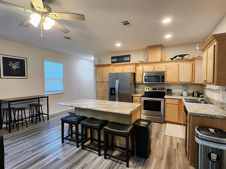 1023 W Blount St — Photo 9