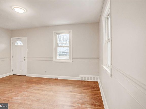 4th image of 1005 Columbia Rd