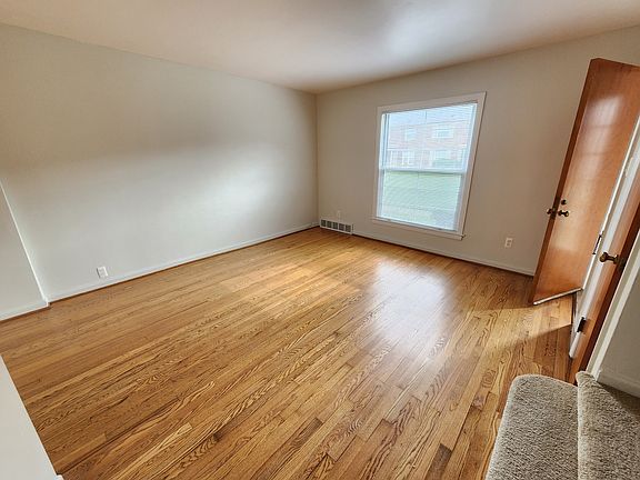 5th image of 933 Vernier Rd #1