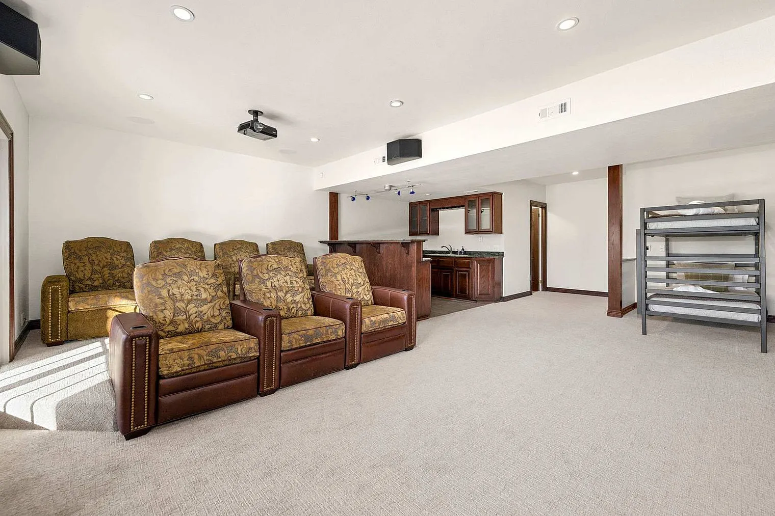 5 bed, 3.0 bath, 4617 sqft, $10,796 — Photo 4