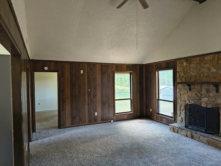 2916 Crosscreek Rd — Photo 2