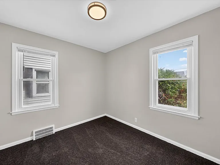 2090 Cicotte Ave — Photo 23