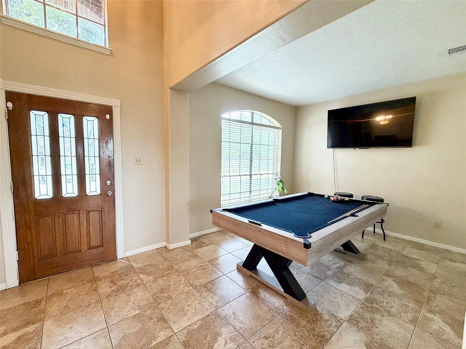 4 bed, 2.5 bath, 2111 sqft, $3,000 — Photo 2