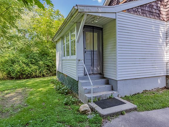 Driveway entrance to mudroom