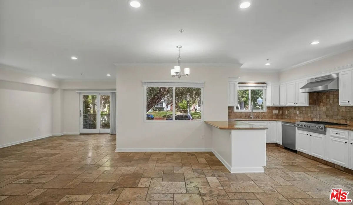Building Photo - 10616 Kinnard Ave #101