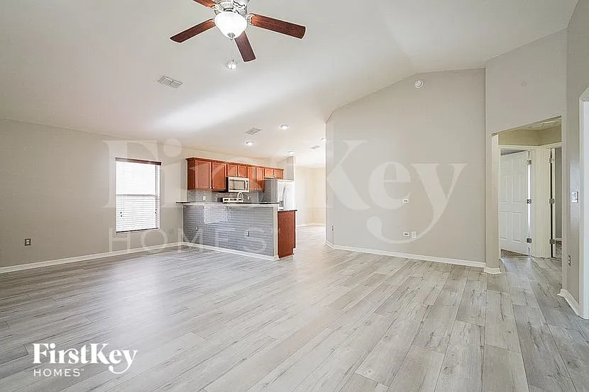 4 bed, 2.0 bath, 1674 sqft, $2,100 — Photo 4