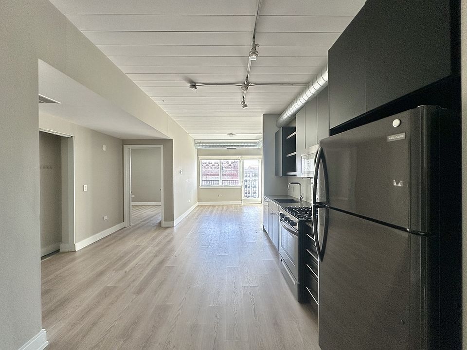 1st image of 943 W Belmont Ave #9C