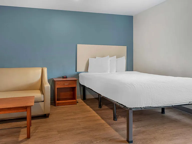 Deluxe Studio - 1 Queen Bed