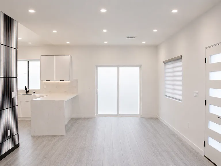 15217 Roya St — Photo 11