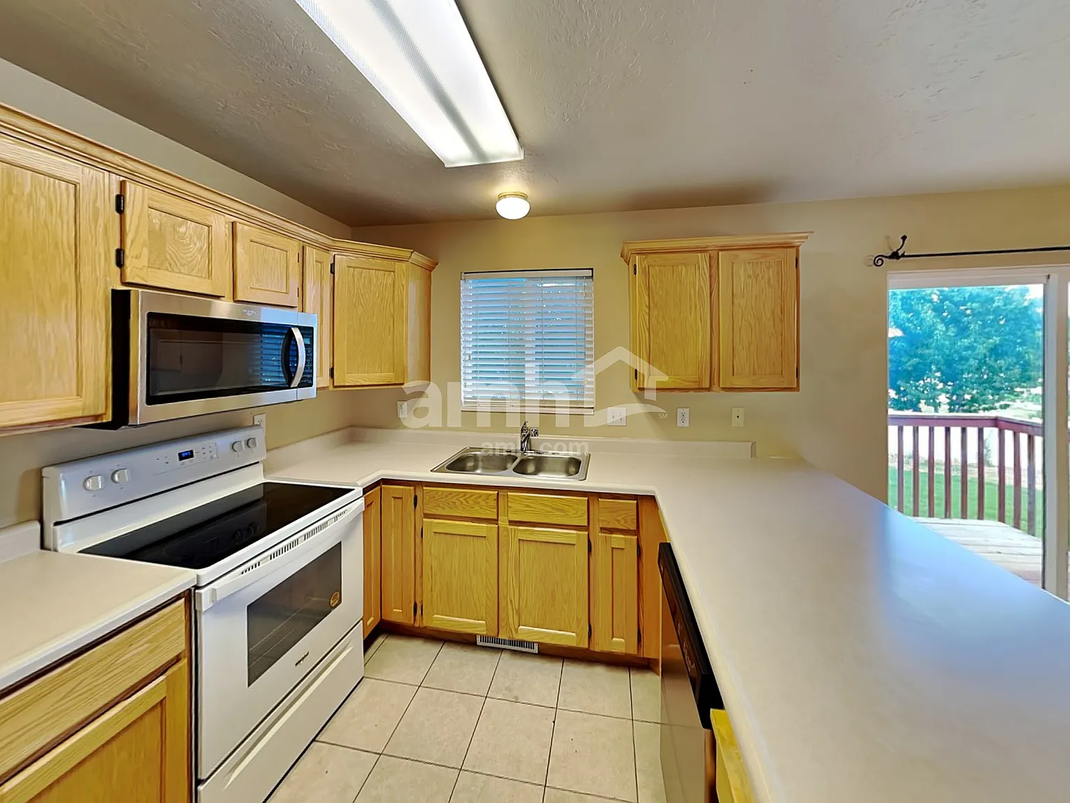 5 bed, 3.0 bath, 3040 sqft, $3,035 — Photo 4