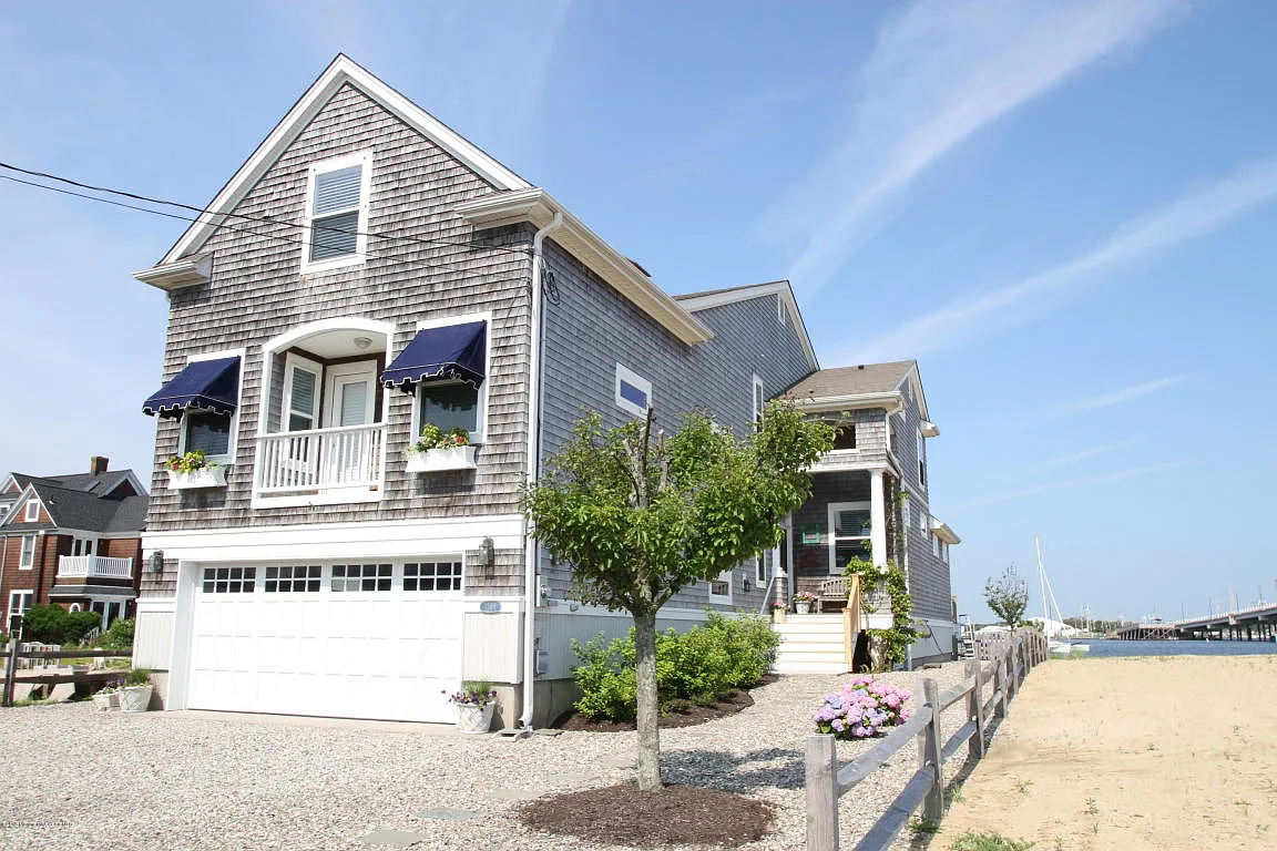 1208 Bay Ave photo 1