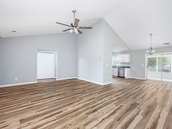 4th image of 598 W Perry Rd.
