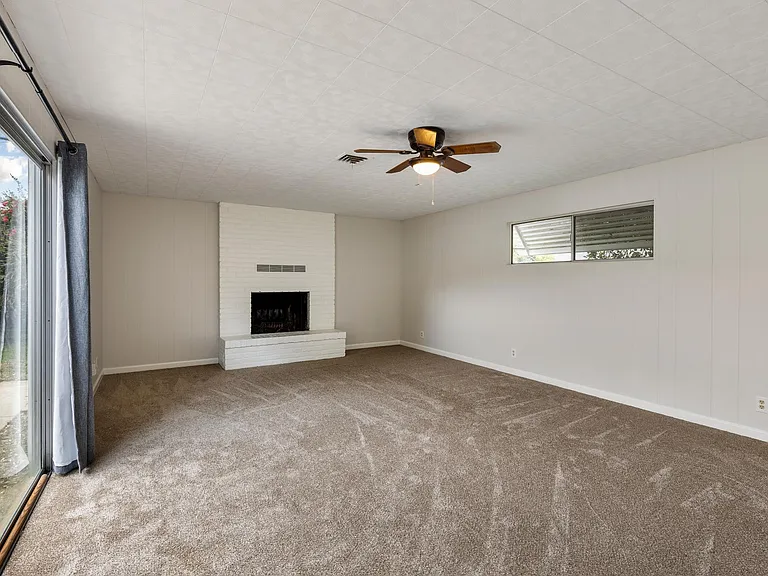 704 Windsor Dr — Photo 4