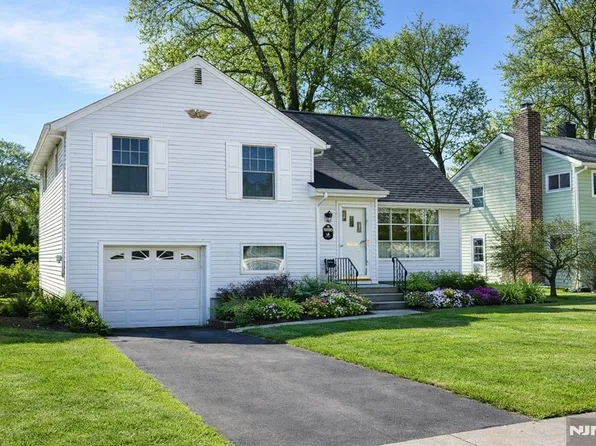 96 Grove St, Waldwick, NJ 07463
