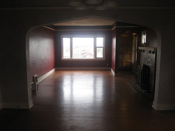 Living room (new windows and beige paint color not reflected