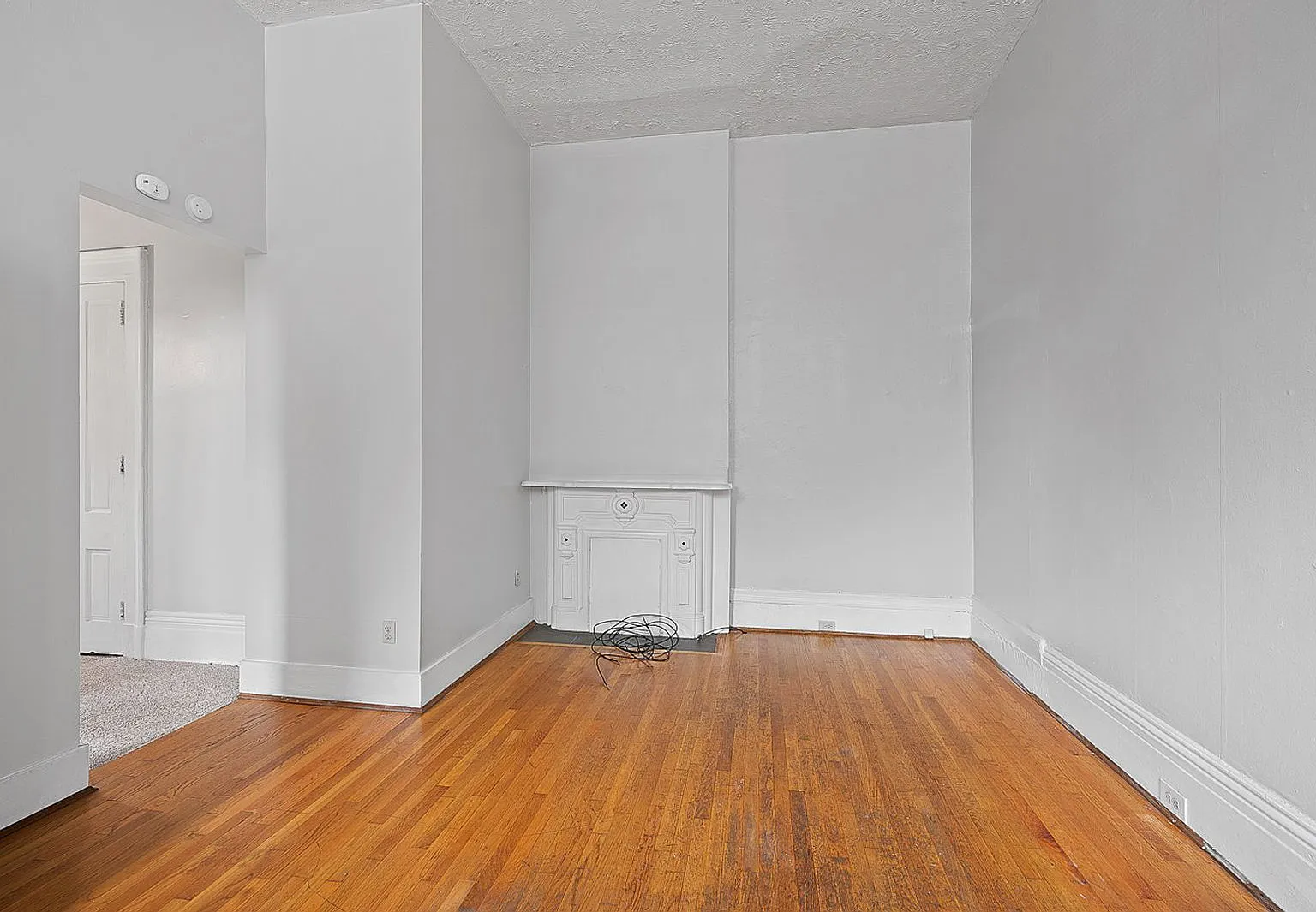3 bed, 1.0 bath, 800 sqft, $1,775 — Photo 3