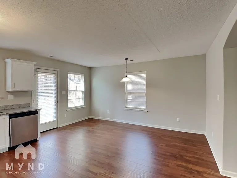 160 Nicholas Dr — Photo 9