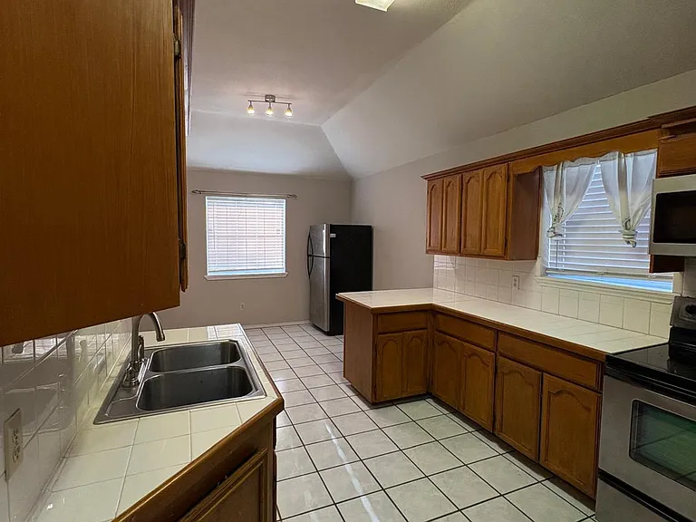 8404 Las Palmas Dr — Photo 9