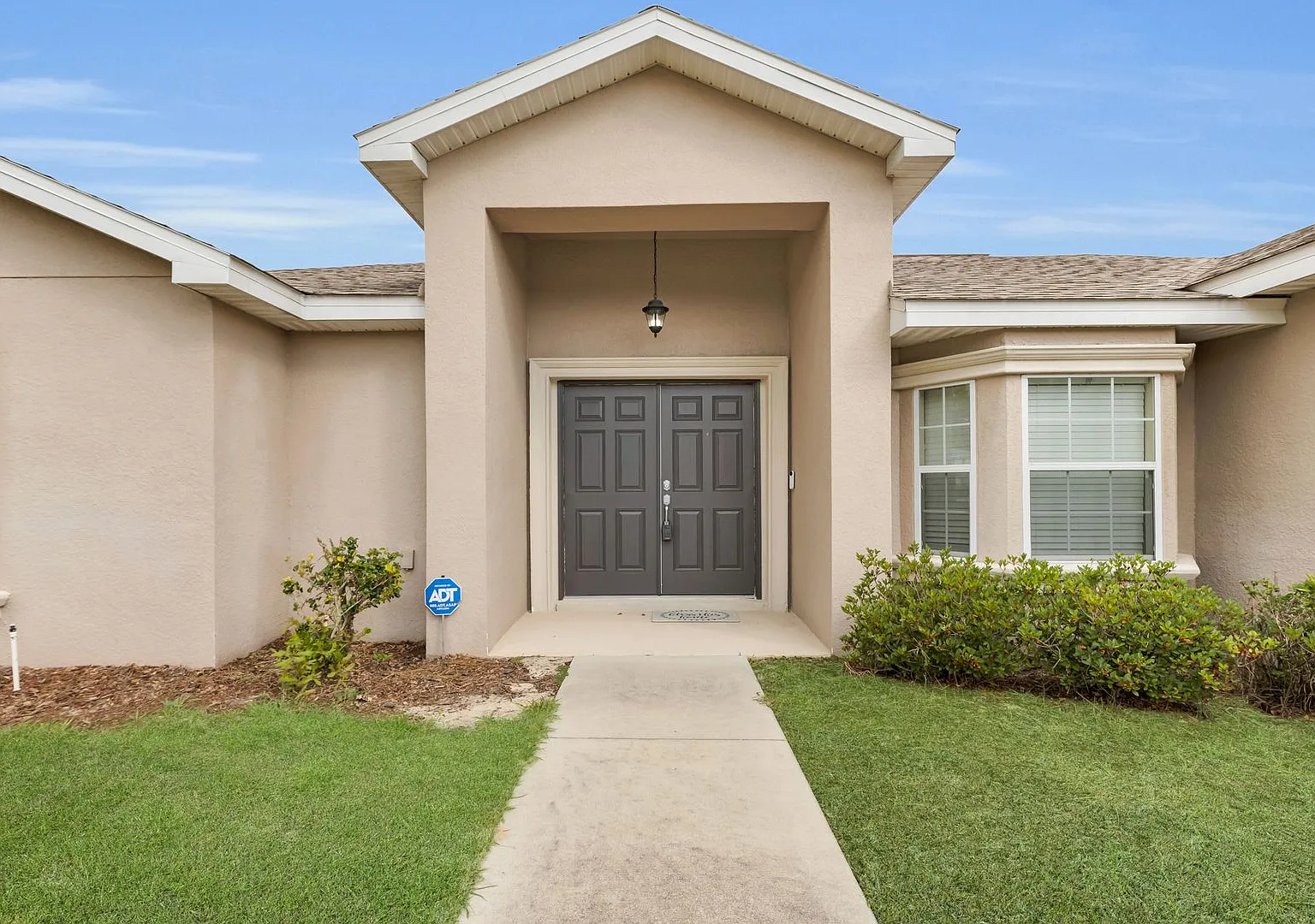 Beautiful 3/2/2 House for Rent. Available Now! — Photo 2