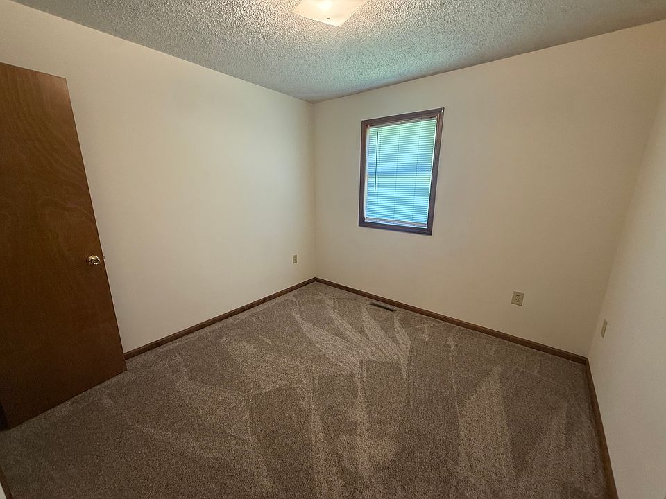 1st image of 827 E Prairie Hill Dr