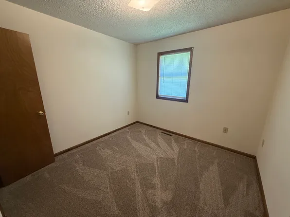 2 bed, 1.5 bath, $850, 827 E Prairie Hill Dr, Warrensburg, MO 64093