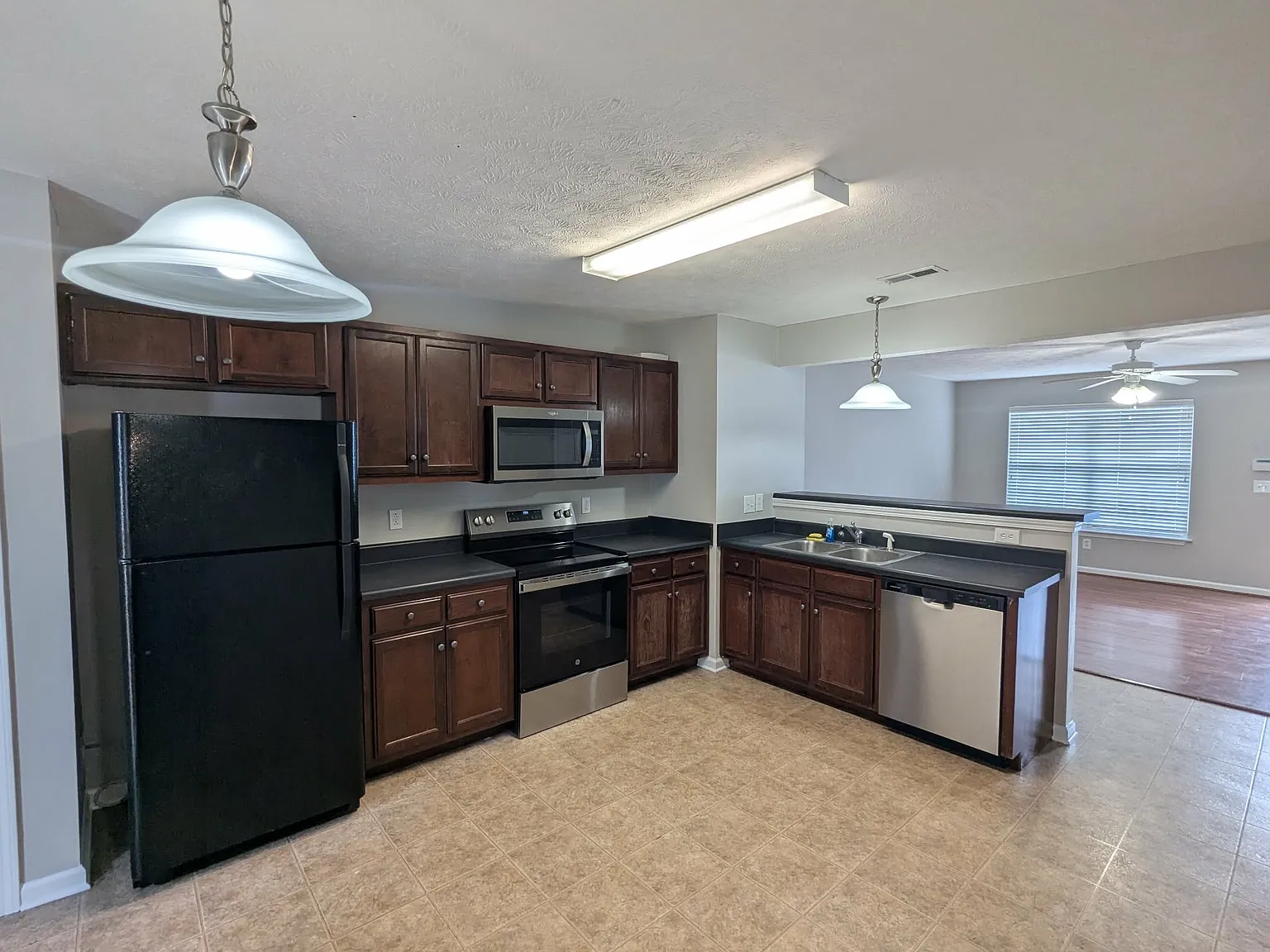 2 bed, 2.5 bath, 1257 sqft, $1,495 — Photo 3