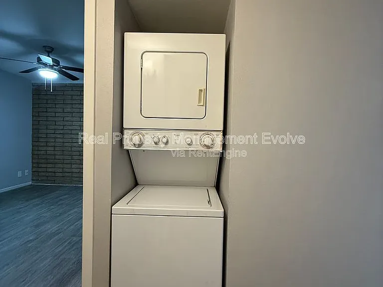 908 W 2nd St #6 — Photo 15