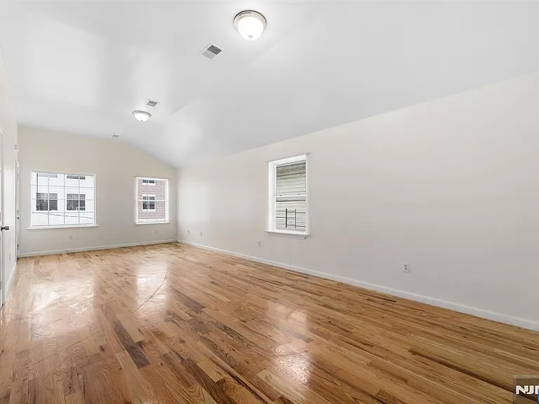 45 Orient Ave — Photo 5