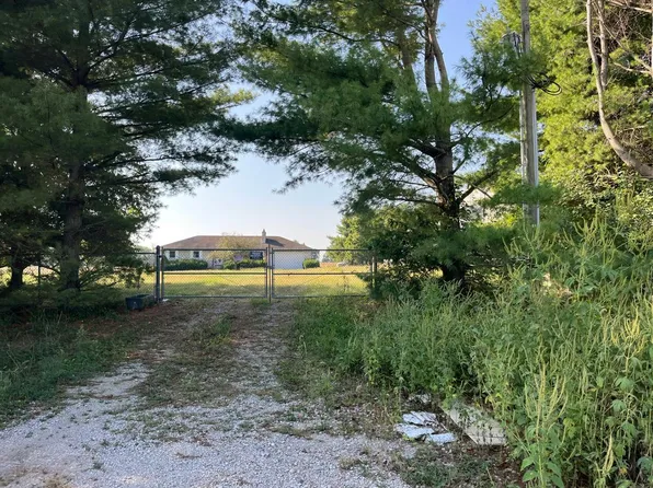 6040 Cedar Rd, Iuka, IL 62849