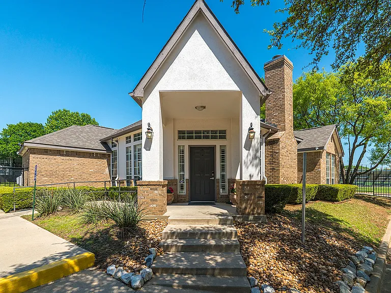 The Oaks of Arlington-Leasing Office Exterior