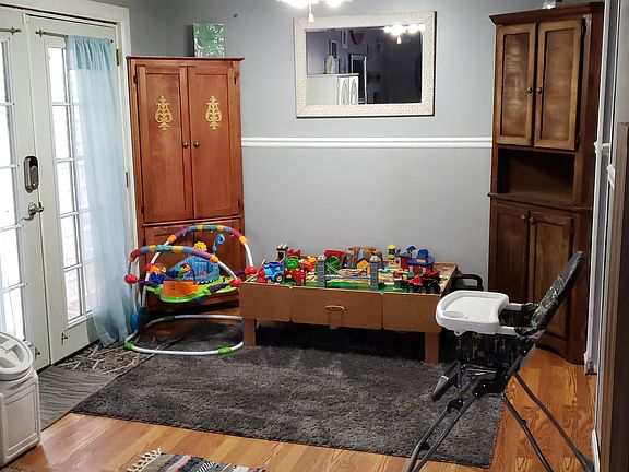 5th image of 402 Wilkinson Ln