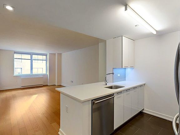 4th image of 227 W 77th St APT 10E