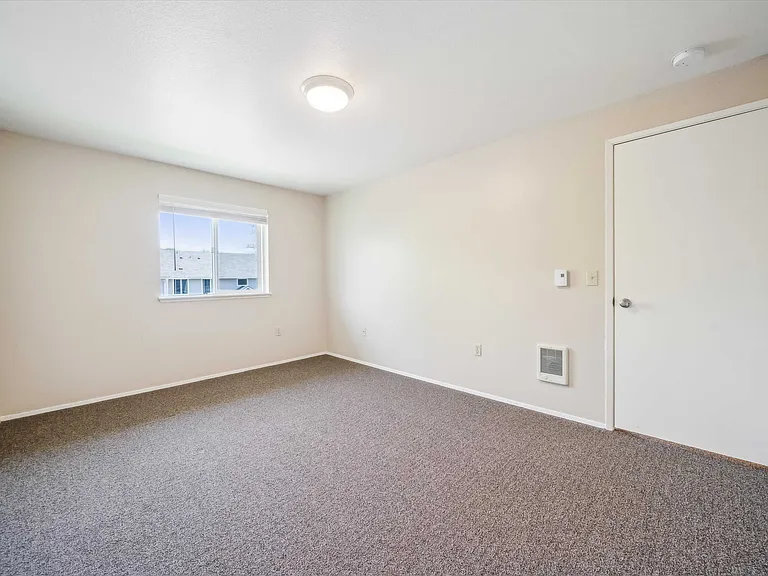 Bristol Court Apartments — Photo 9