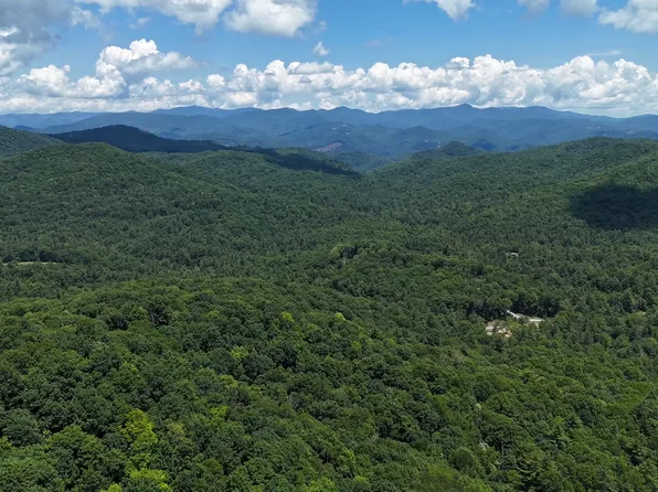 40 Roaming Road, Glenville, NC 28736