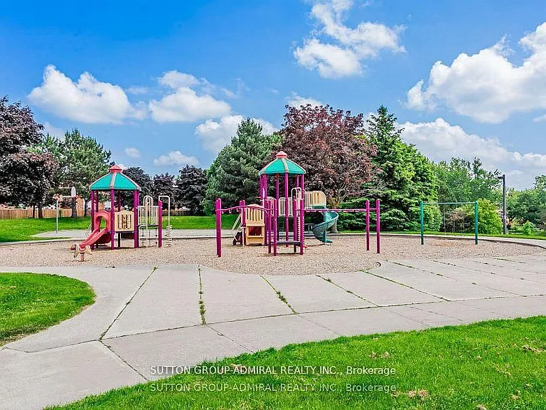 37 Royal Colwood Ct #UPPER LEVEL — Photo 14