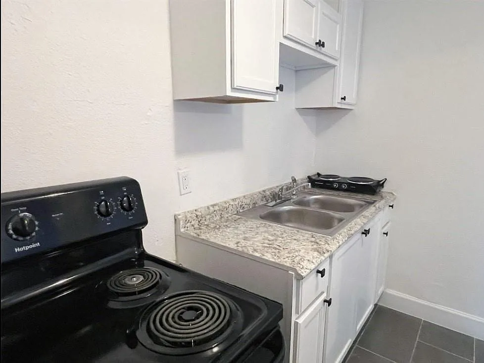 1 bed, 1.0 bath, 300 sqft, $850 — Photo 2
