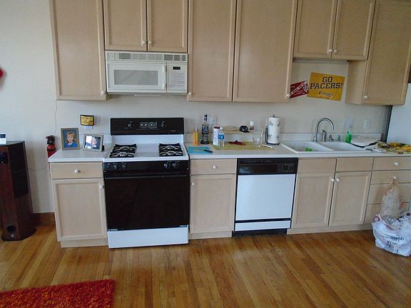 2nd image of 243 E 11th St #Otis