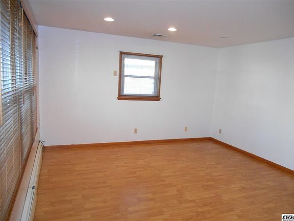 3rd image of 831 S Poplar St
