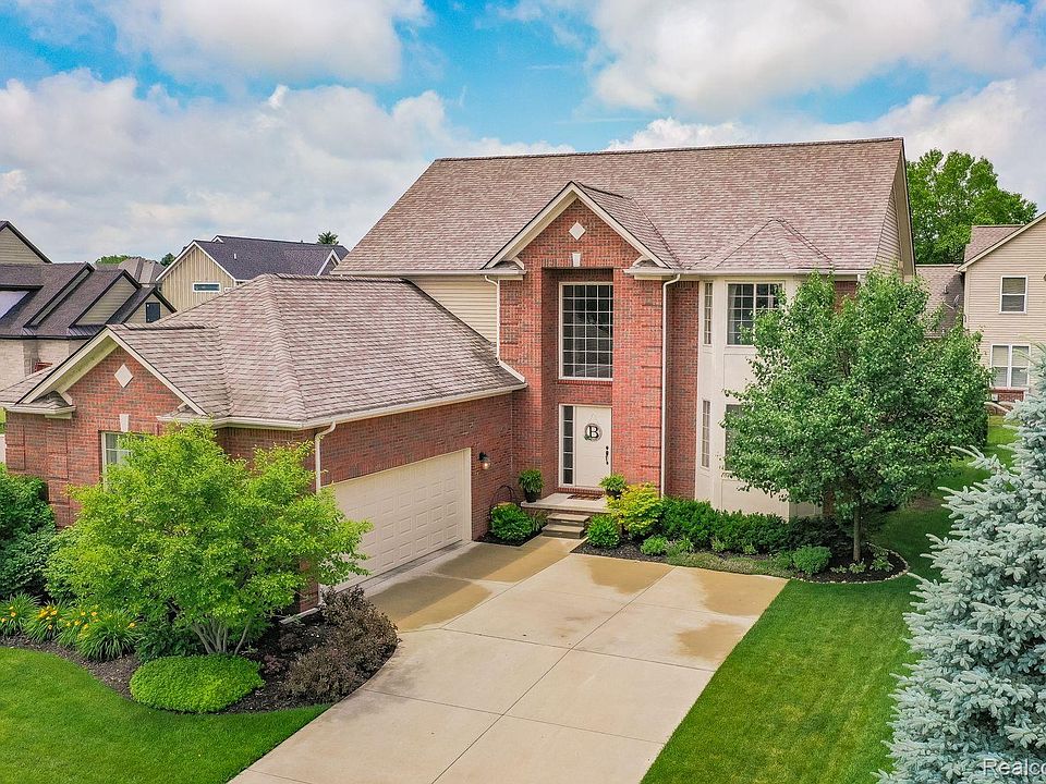 1st image of 651 Bay Pointe Dr