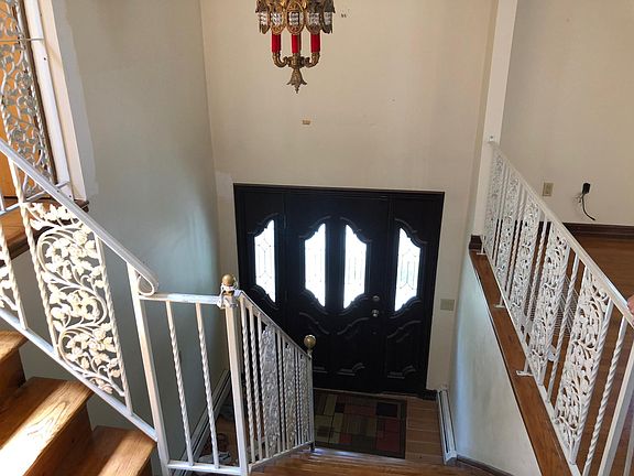 2nd image of 520 Clawson St Floor 1