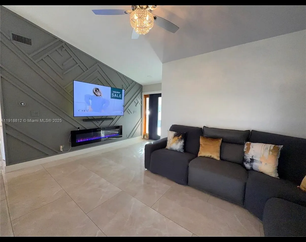 3 bed, 1334 sqft, $3,900 — Photo 4