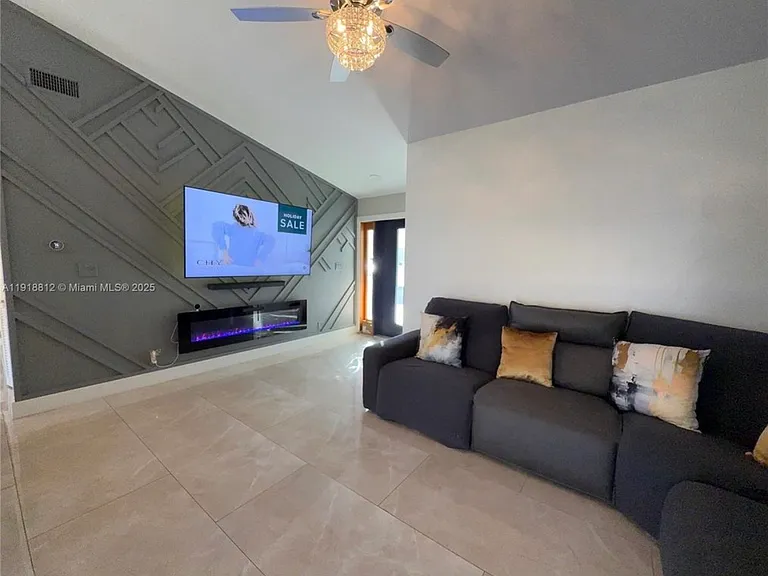 7523 SW 7th Pl — Photo 2